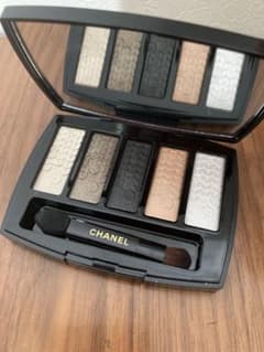 CHANEL2023ルミエールグラフィッククリスマスコフレ　アイシャドウパレットのサムネイル