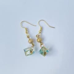 ハンドメイド ピアス ドライフラワー・金箔入りのサムネイル