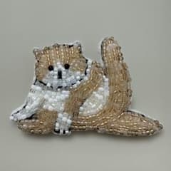 ビーズ刺繍ブローチ　毛繕い中の猫　ネコのサムネイル