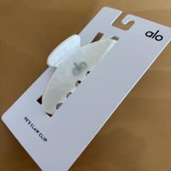新品 alo ヘアクリップ90's Claw Clip ホワイトパール - メルカリ