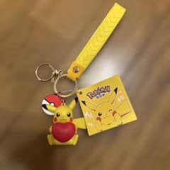 新品タグ付き ピカチュウ ハート付きキーホルダー - メルカリ