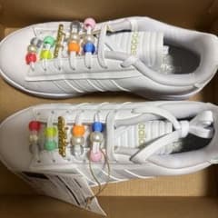 adidas スニーカー ホワイト ビーズ装飾のサムネイル