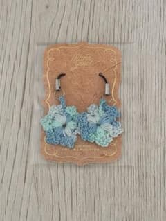 ハンドメイド クロシェ編み 雪の結晶チャーム ブルー系 2個セットのサムネイル