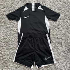 値下げました美品Nike キッズサッカーウェア ブラック/ホワイトXS 120のサムネイル