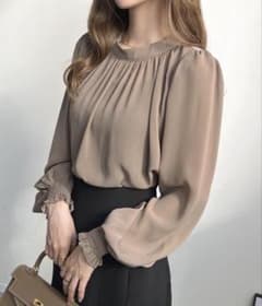 【新品未使用】美品　ギャザーネック 長袖ブラウス ベージュ
