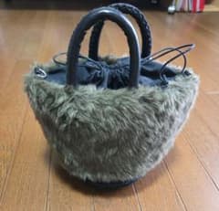 タイムセール☆ミLAUGOA ファー ハンドバッグ 巾着型のサムネイル