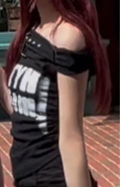 オフショルダー 黒 Tシャツ バックル付き y2k サブカルのサムネイル