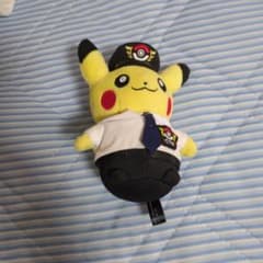 ピカチュウ 制服 ぬいぐるみ 空港のサムネイル