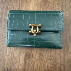 CHARLES & KEITH 三つ折り財布 グリーン クロコ型押しのサムネイル