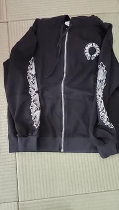 黒いジップアップパーカーのサムネイル