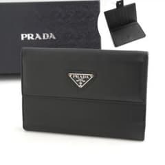 ✨未使用展示品✨　PRADA ミニ財布　サフィアーノレザー　三角プレート　黒色 ✨ABランク✨ PRADA ミディアムウォレット 三角プレート サフィアーノ