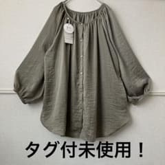 タグ付未使用！レプシィム2WAYギャザーブラウス　カーキ Fサイズ　金ボタンのサムネイル