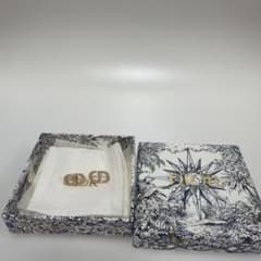 Dior ピンクゴールド ロゴ ピアス 難アリ - メルカリ
