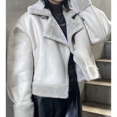 MURUA ショートエアリーフェイクムートンジャケット MURUA（ムルーア）の「ショートエアリーフェイクムートンジャケット