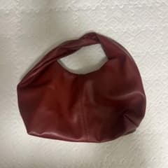 赤い合成皮革ハンドバッグのサムネイル