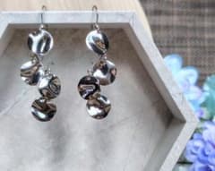 ピアス　イヤリング変更可　ハンドメイド　シルバー　プレート　不規則　揺れる　光のサムネイル