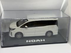 トヨタ ノア カラーサンプル ミニカー ホワイト 80系 後期 070 非売品