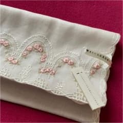 CLASSICS the SMALL LUXURYの薔薇の刺繍入りハンカチのサムネイル
