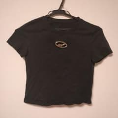エンブレム付き ショート丈 Tシャツ ブラックのサムネイル