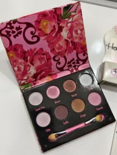 ハワイ購入 アイシャドウパレット おまけ付き♡のサムネイル