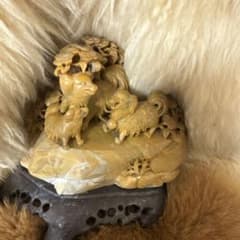 石彫刻 中国 寿山石 しゅざんせき 犬 花 置物 - メルカリ