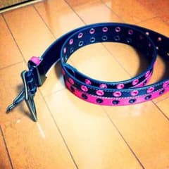 ピンクと黒のベルトのサムネイル