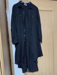 黒ロングシャツ バックロングデザインのサムネイル