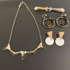 ゴールドネックレス、イヤリング、ヘアアクセサリーセットのサムネイル