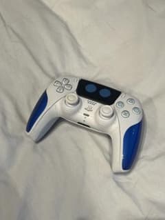 PlayStation 5 DualSenseコントローラーAstro Botのサムネイル