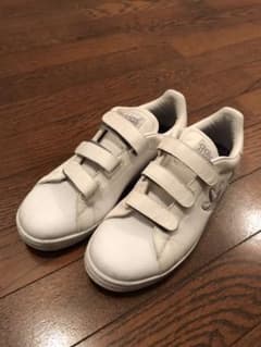 adidas スニーカーのサムネイル