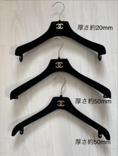 Chanel ブラックベルベットハンガー 5本セット　正規品 Chanel ハンガー 5本セット - メルカリ