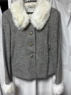agnes b. (アニエスベー) のファー付きツイードジャケットのサムネイル