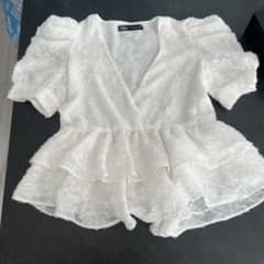 ZARA フリル付きホワイトペプラムトップス XSのサムネイル