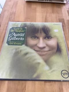 Astrud Gilberto Look To The Rainbow レコードのサムネイル