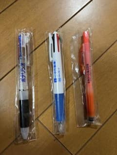 4色、3色ボールペンとオレンジのラインマーカーのサムネイル