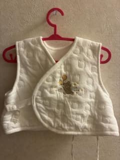 ベビー ベスト くま 刺繍 ホワイト 50-60のサムネイル