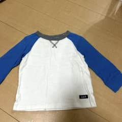 babyGAP ロンT 2枚とNEW ERAキャップ 専用ページ!!のサムネイル