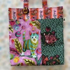 ハンドメイドトートバッグ 木に登ったねこちゃん ナタリーレテ生地　他 ハンドメイド トートバッグ 猫柄 パッチワーク風 ナタリーレテ生地 他