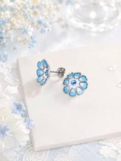 雨上がりの花〜空色〜　レジン　イヤリング　ピアス　ハンドメイドのサムネイル