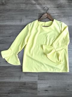 【試着のみ•美品】KOBE LETTUCE フレア袖 ブラウス　オフィスのサムネイル