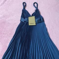 【新品未使用】　BURBERRY ダークブルー シルクプリーツキャミワンピースのサムネイル