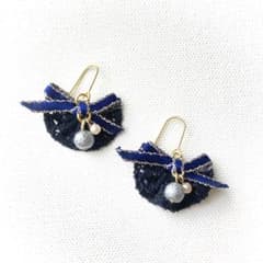 黒レースとリボンのハンドメイドピアスのサムネイル