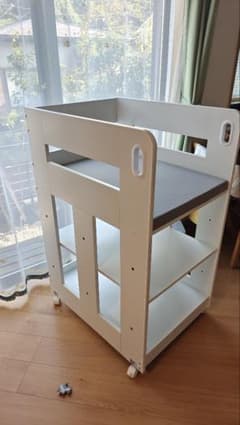 美品 ニトリおむつ交換台 ベビーベッド 収納棚付きのサムネイル