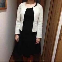 黒ワンピとクリーム上着セットのサムネイル