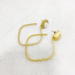 アングリッドのアシンメトリーピアスのサムネイル