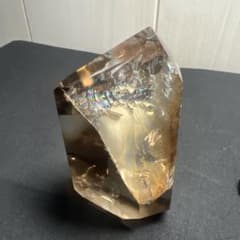✳メルカリ初出品‼️レモンスモーキー水晶勾玉 ルチル*虹入り　皆無の1個 本物保証 邪気をすい、浄化⭐︎スモーキークォーツタワー原石 虹あり - メルカリ