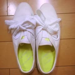 adidas スニーカーのサムネイル