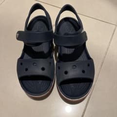 Crocs キッズ サンダル ネイビー　21㌢のサムネイル