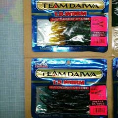 DAIWAの未開封ワーム3袋と開封済みのメガバスのワーム1袋のサムネイル