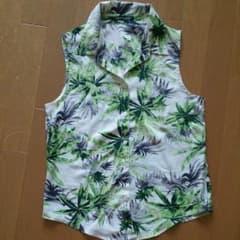 値下げ 美品★ボタニカル柄トップスのサムネイル